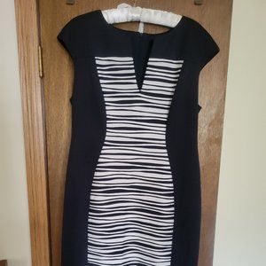 So Slimming V-Neck Dress Barn dress - Size 14 - Navy/White